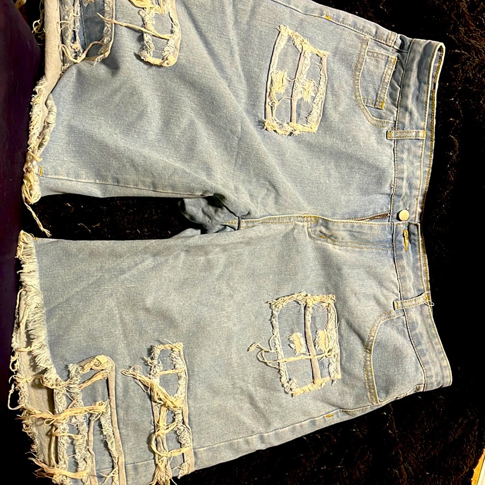 Distressed slim fit jeans short